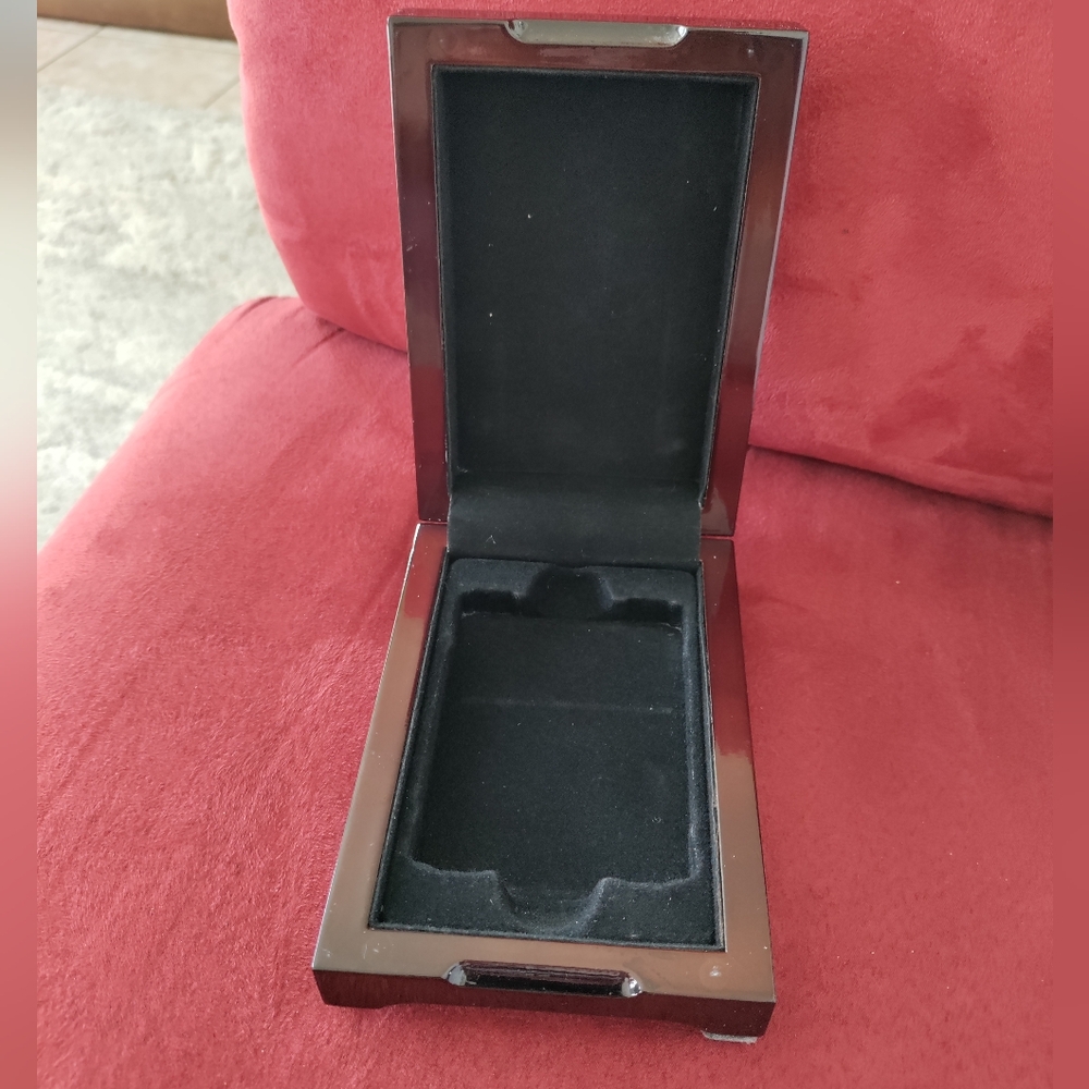 Collectibles.WOOD DISPLAY BOX FOR ONE CERTIFIED  COIN HOLDER CASE.Nice